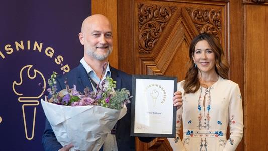 head of CCER claus brabrand receiving a price by crown princess Mary of Denmark